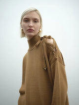 Golf AKEP z plecionym kołnierzykiem na ramieniu Akep